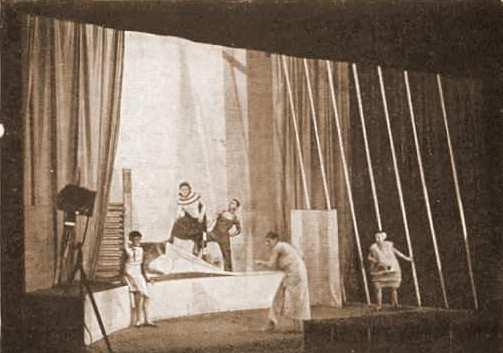 KRÁL OIDIPUS (Dada, 1928) Na scéně Karla Šourka zleva Lola Skrbková, E. F.