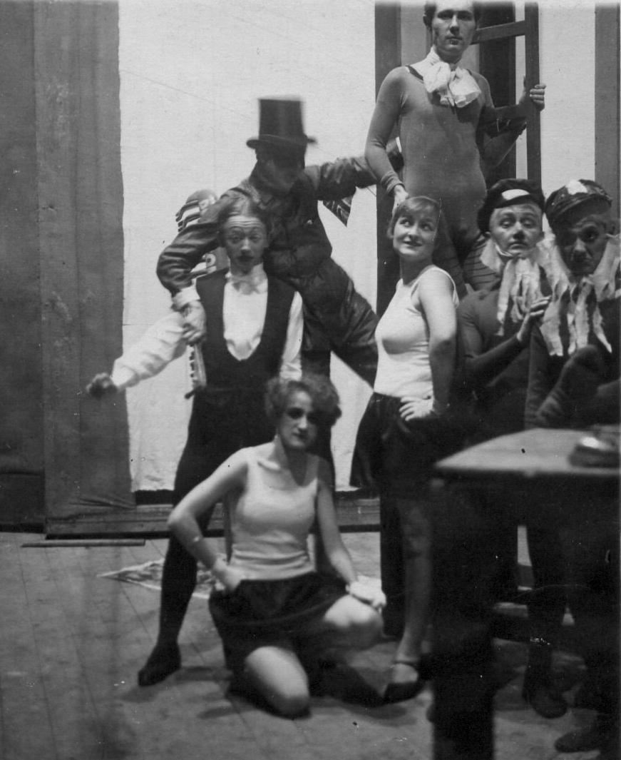 KDYŽ ŽENY NĚCO SLAVÍ (Divadlo mladých, 1926) Nahoře Karel Teige, vlevo s cylindrem Vítězslav Nezval,