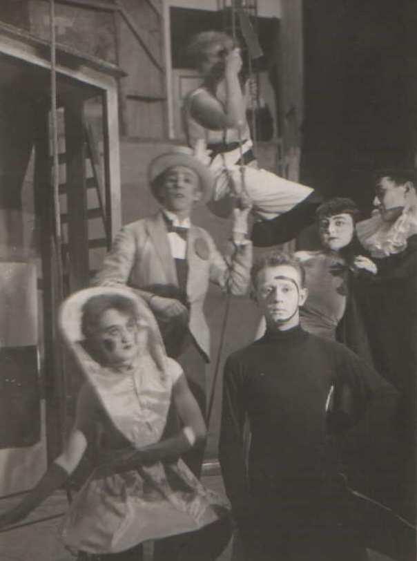 V. NEZVAL : VĚZEŇ - MADRIGAL (Osvobozené divadlo, 1926) Odspodu