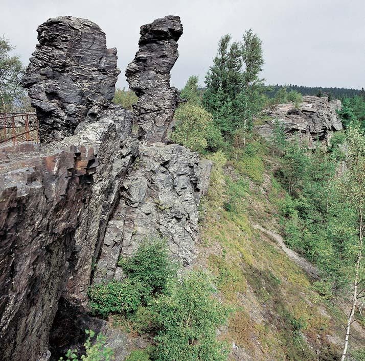 památka Vysok kámen V razn skalní suk (773,6 m n. m.) pfii západním okraji Lubské vrchoviny podél státní hranice se Spolkovou republikou Nûmecko, jihozápadnû od Kraslic a severnû od LubÛ.