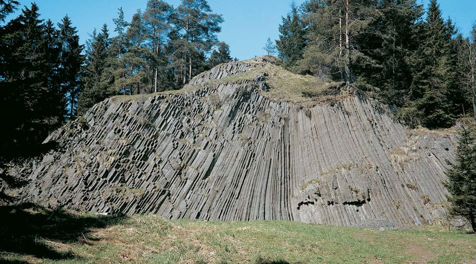 PlzeÀsko a Karlovarsko GEOLOGIE Jeden ze skupiny terciérních vulkanitû na linii smûru V Z (VJV ZSZ) mezi obcemi Rotava a âernava.