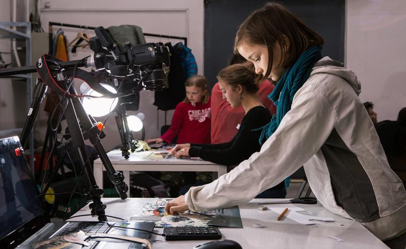 Strana 6 Kromě programů cílených na děti a mládež zajišťujeme také vzdělávání pedagogických pracovníků, kteří chtějí animaci zařadit do svého programu, a to prostřednictvím dvoudenního akreditovaného