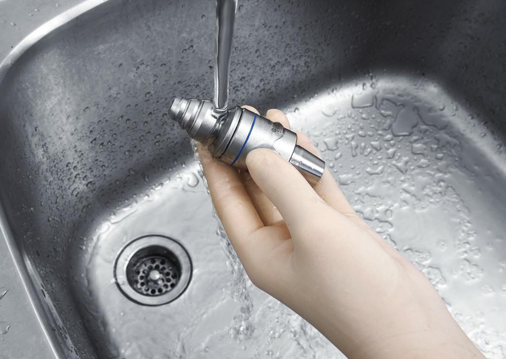 Péče a údržba Čištění a dezinfekce Pokyny pro ruční čištění 6. Opláchněte vodou z vodovodu Nástroj důkladně oplachujte pod tekoucí vlažnou vodou po dobu minimálně 2 minut.