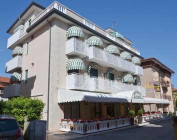 HOTEL LUIsa Nástupní den: SOBOTA 8 dní / 7 nocí Rodinný hotel s klimatizací se nachází v klidné části města (Via Palma il Vecchio 29), cca 400 m od centra města a cca 250 m od moře.