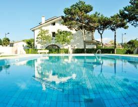 RESIDENCE VEGA (So) Residence se skládá ze dvou třípatrových budov v zahradě, s plaveckým (20 m) bazénem pro dospělé a dětským bazénem.
