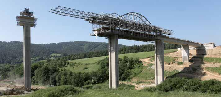 26 Stavba mostu přes údolí Lazného