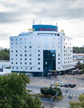 Hotel nabízí restauraci a bar. Recepce je otevřena 24 hodin denně. Designové, klimatizované pokoje poskytují výhled na historické centrum.