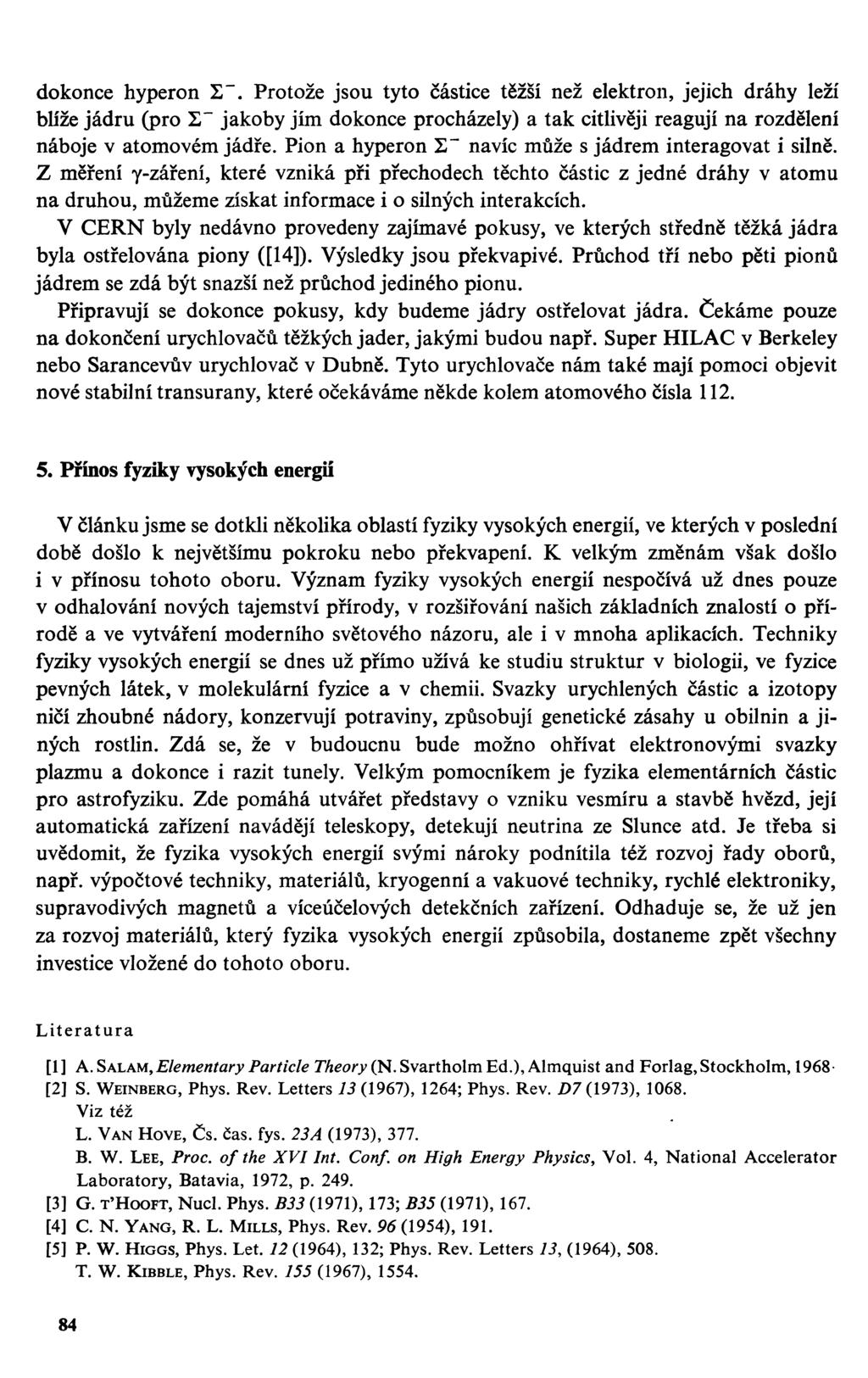 dokonce hyperon 2". Protože jsou tyto částice těžší než elektron, jejich dráhy leží blíže jádru (pro S~ jakoby jím dokonce procházely) a tak citlivěji reagují na rozdělení náboje v atomovém jádře.