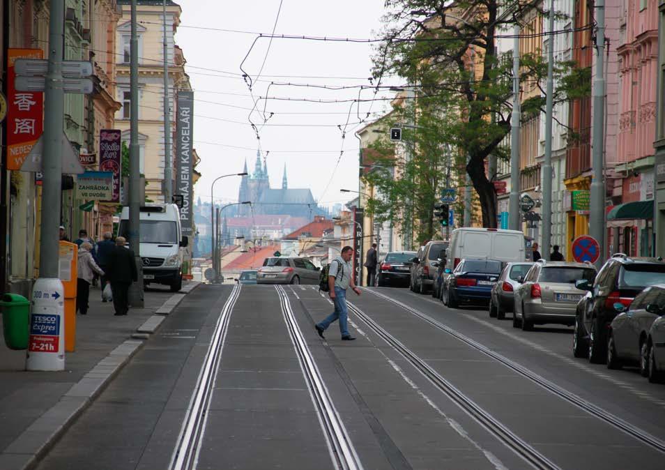 Uspořádání Významné ulice se zklidněným provozem [ schémata: uliční profily ] 08 Živá obchodní ulice v úzkém m profilu [ Praha, Seifertova ] 08