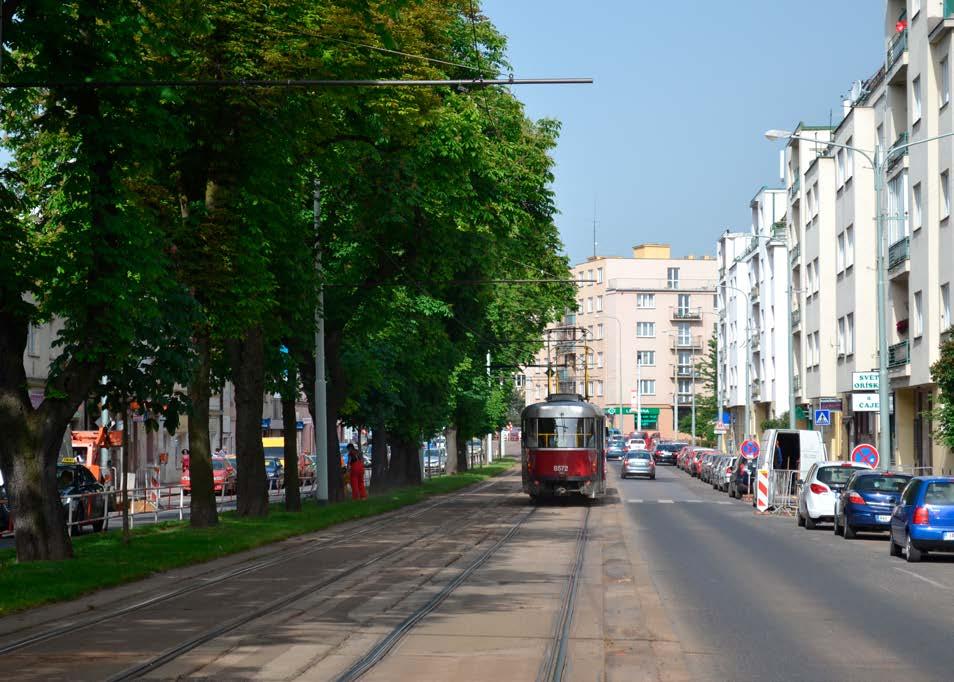 (šířka m) Ulice s tramvají v centru města s komfortními chodníky a nízkou intenzitou automobilového provozu.