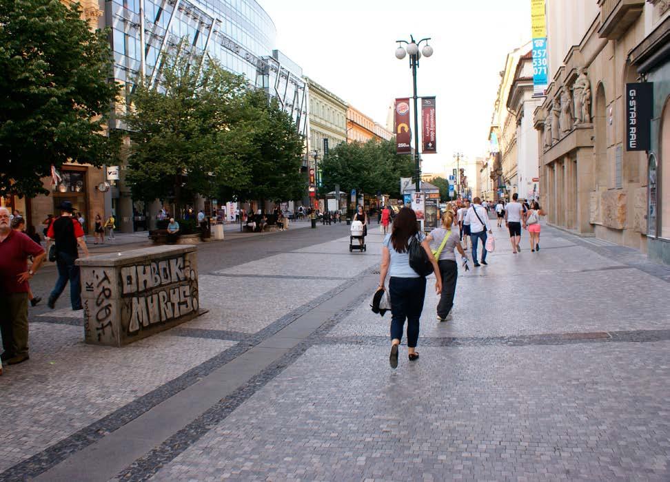 66 Uspořádání Sdílený prostor.. Sdílený prostor Sdílený prostor je určen především pro pěší pohyb a pobyt v něm. Všichni uživatelé sdílejí společně celý prostor v jedné výškové úrovni.