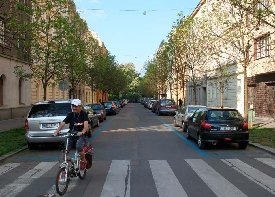 0 Uspořádání Klidné a zklidněné ulice.. Klidné a zklidněné ulice V klidné ulici je provoz vozidel natolik pozvolný a slabý, že prakticky kdekoliv umožňuje pohodlné a bezpečné přecházení vozovky.