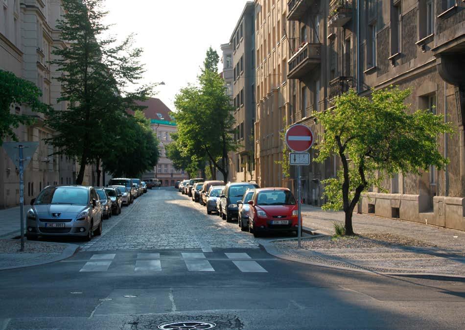 Pěší plochy nejčastěji nabývají podoby chodníků podél vozovky, jízdní kola sdílejí prostor s ostatními vozidly.