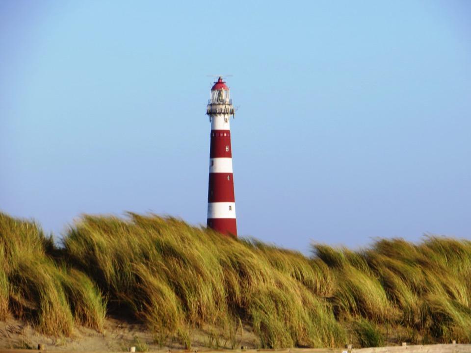 Ameland Tvoří ho převážně písečné duny. K Amelandu patří malé neobydlené ostrůvky Engelsmanplaat a Rif na východě.