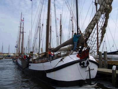 POPIS LODĚ A TECHNICKÉ VYBAVENÍ Skipper a jeho bocman vás lehce povedou po moři a mělčinách Waddenzee. Tjalk má kapacitu 20 osob, jeho ideální obsazení je 16-18 plavčíků.