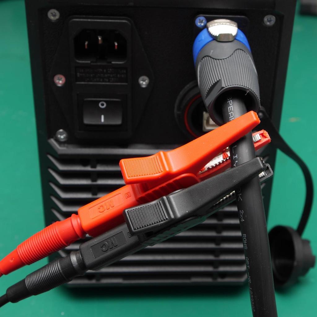 II. Připojení akumulátoru k vybíjecí stanici K připojení akumulátoru slouží přiložený kabel.
