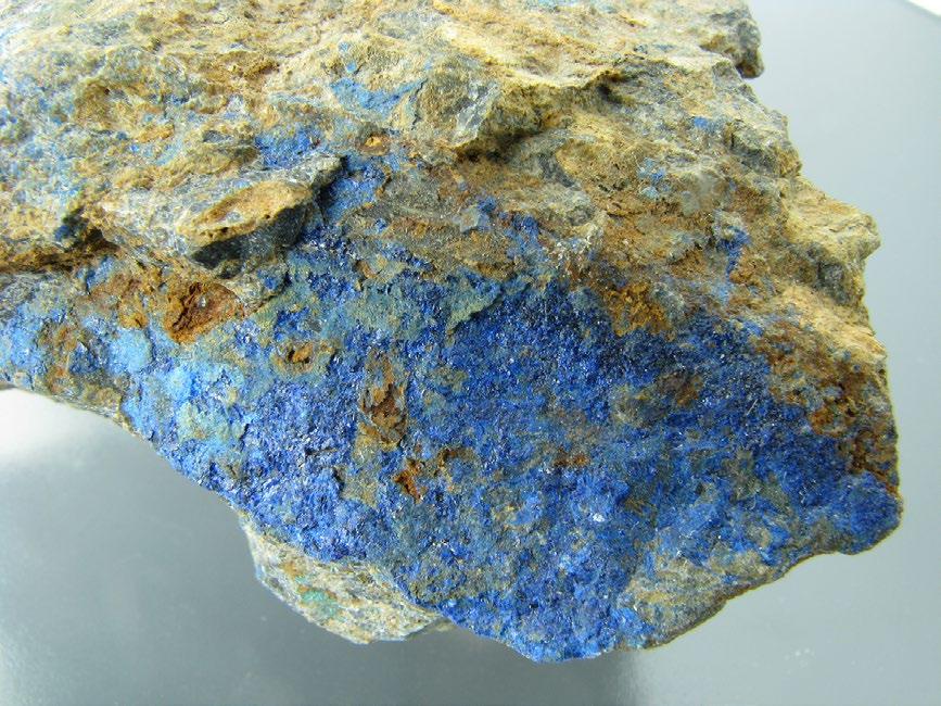 Výsledky tohoto studia, popis mineralizace a interpretace vzniku měděné mineralizace na lokalitě Únětice - Holý vrch jsou prezentovány v tomto článku. Lokalita Únětice - Holý vrch Obr.