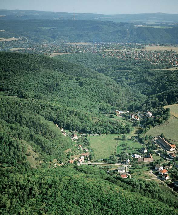Stfiední âechy 2 Lesnaté údolí varcavy protíná severov chodní ãást âeského krasu. V pozadí âerno ice, iroká niva Berounky a lesnat hfibet Cukráku s televizním vysílaãem.