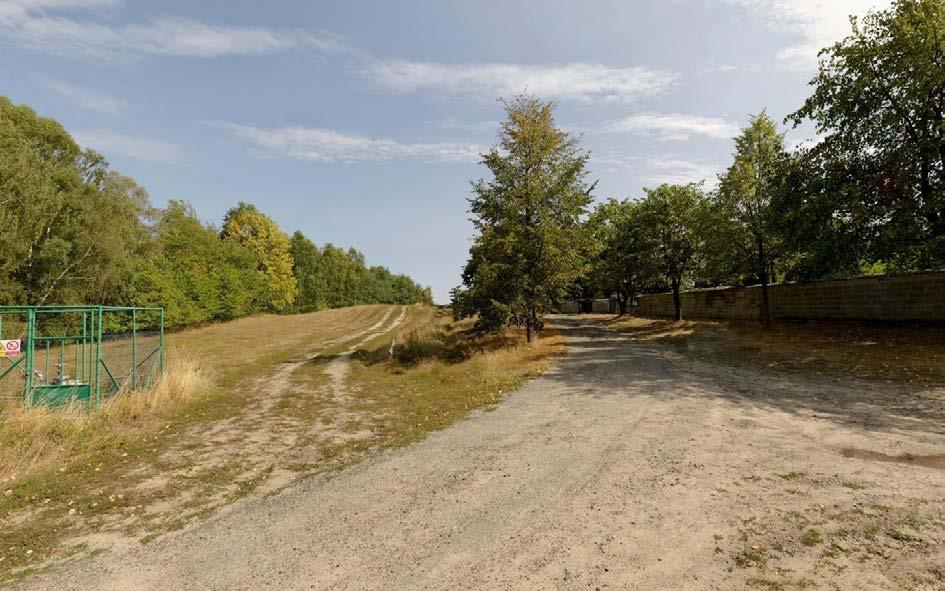 Fotografie místa před hřbitovem, kde jsou vidět lípy vlevo od cesty zasažené variantou č. 2. Varianta č.