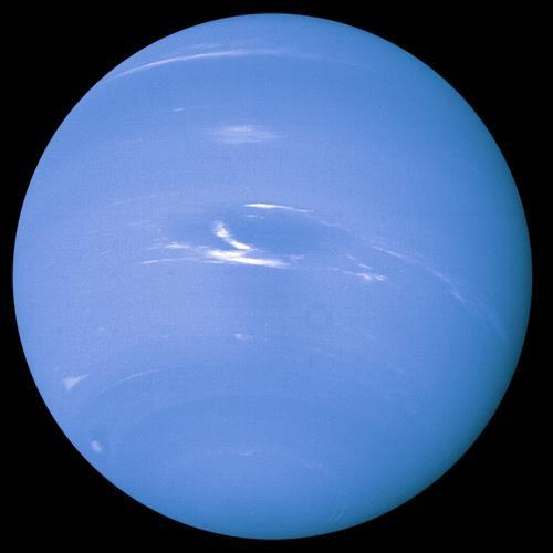 teplu vzniká mohutné konvektivní proudění z nitra k povrchu, které je formováno rychlou rotací planety zonální proudění o rychlosti cca 1 170 km/h je dynamičtější než na Uranu