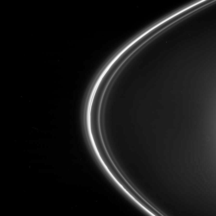 Saturnovy prstence Vliv pastýřských měsíců na prstence F a G zvlněný