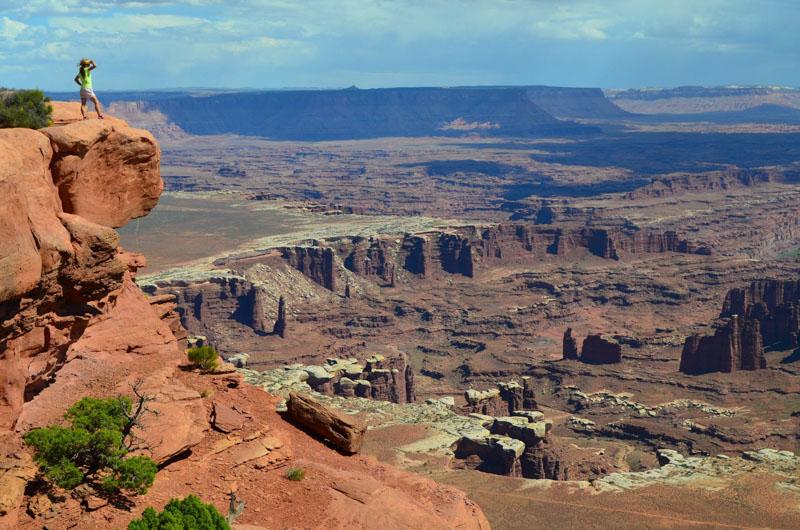 Neuvěřitelné výhledy v Canyonlands Monument Valley Nebýt Monumet Valley, byla by leckterá kovbojka ochuzená o svoje typické westernové záběry. Nasaďte klobouky a vžijte se na chvíli do kůže kovbojů!