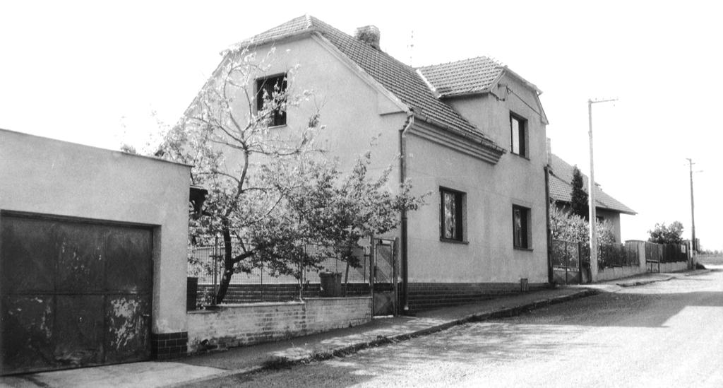 V roce 1980 byl majitelem Jaroslav Zelenka. 23 Dům čp. 859 v roce 1994.