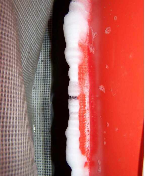 Používáním dochází k narušení švu, kterým je k pásu přichycen suchý zip. Poškození má za následek postupné odchlípnutí suchého zipu a vede až k jeho úplnému odtržení (Obr. 43).