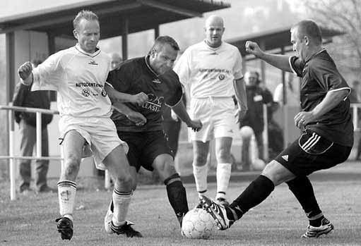 Derby Pfiestanov - Velké Bfiezno 3 : 0 v 10. kole I.A tfiídy - ittler s pomocí R. Melichara zastavují pfiestanovského Linharta, pfiihlíïí Vesel. vypadalo.