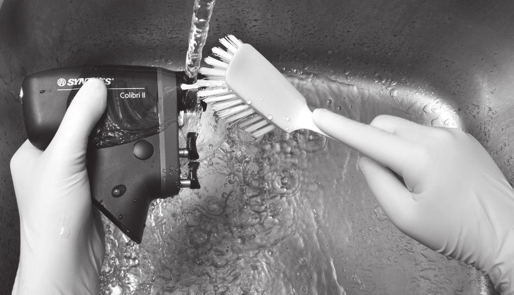 Péče a údržba Čištění a dezinfekce Pokyny pro ruční čištění Důležité upozornění: Baterie systému Colibri II se nesmí čistit podle návodu k ručnímu čištění. Tento oddíl se nevztahuje na výrobky 511.