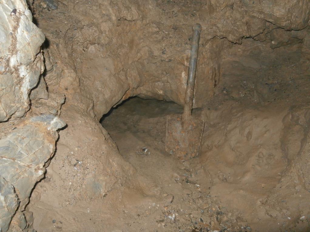 Jeskyně byla jedno z exkurzních lokalit navštívených v rámci setkání jeskyňářů Obrázek 2 Průlez do jeskyně Na Vošmendě pod novým vchodem.