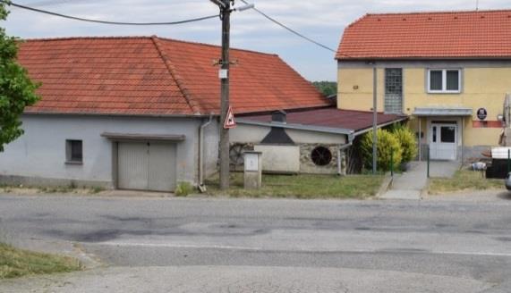 1 Objekt číslo 1 Obecní úřad a restaurace/hospoda Chybí zde přechod.