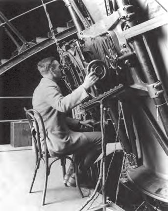 Belgický kněz abbé Georges Lemaître uvažoval o expanzi vesmíru a jeho horkém původu už před Hubblem. Edwin Hubble pozoruje Hookerovým dalekohledem. Tento přístroj umožnil objev expanze vesmíru.