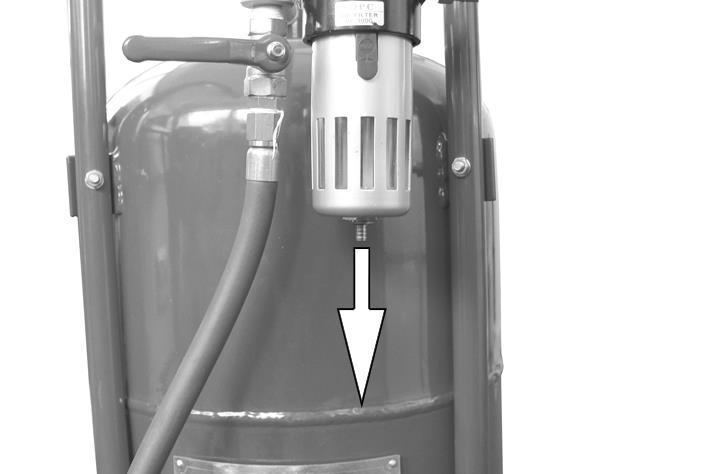 VZDUCHOVÝ FILTR VYPUŠTĚNÍ Ve vzduchovém filtru dochází ke kondenzaci a zachycená voda musí být ručně vypuštěna.