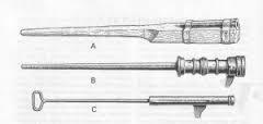 A - ruční bombarda, konec 14.stol B - hákovnice, počátek 15.stol C petronela Teprve na přelomu ze 14. do 15. století se tyto zbraně setkaly s prvními úpravami a zdokonalováním.