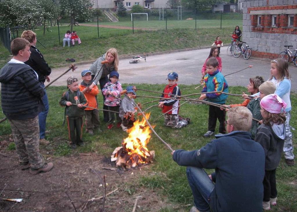 Od sedmnácté hodiny se již scházely děti, které po té