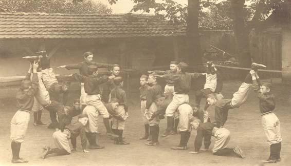 Příloha č. 14 a) Fotografie s názvem Cvičení žáků I.