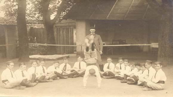 PO 21 /B/ 3 774/1. b) Fotografie s názvem Cvičení žáků II.