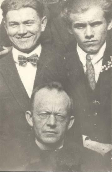 c) Bedřich Kracík, náčelník TJ Sokol Polná d) Josef Činčera (stojící
