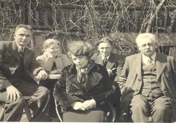 Příloha č. 25 a) Fotografie rodiny Rérychovy a Škarovy (30. léta 20. století).