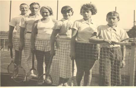 muzea. Rodinný archiv PhDr. Antonína Götze, Záborná č. 50, 588 13 Polná. Fascikl Eliška a Václav Škarkovi, složka č. 2. b) Na tenisových kurtech TJ Sokol Polná (30.