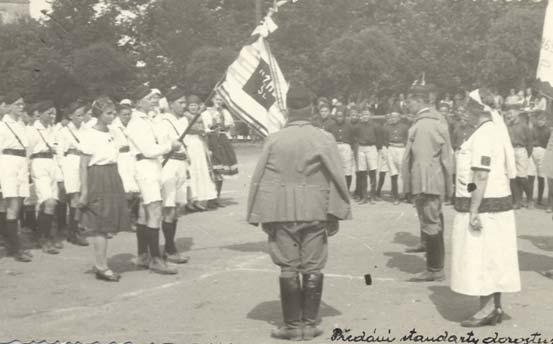PO 21 /B/ 3 782/2. c) Fotografie s názvem Předávání standarty dorostu (r. 1935).