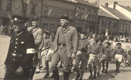 Příloha č. 28 a) Fotografie ze slavnosti TJ Sokol v Polné, konané dne 11. května 1947. Slavnostní průvod žactva.