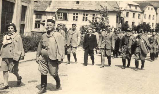 b) Fotografie z veřejného cvičení V. okrsku Havlíčkovy sokolské župy, které proběhlo v Polné dne 15. června 1947.