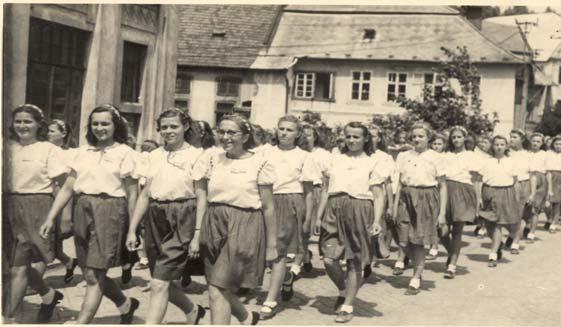 b) Fotografie z veřejného cvičení V. okrsku Havlíčkovy sokolské župy, které proběhlo v Polné dne 15. června 1947.