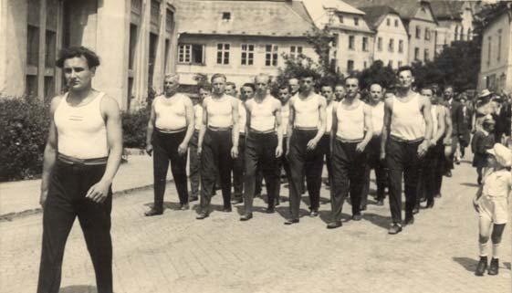 Příloha č. 32 a) Fotografie z veřejného cvičení V. okrsku Havlíčkovy sokolské župy v Polné dne 15. června 1947.