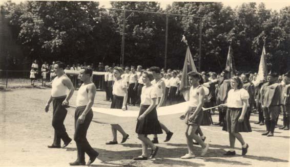 Příloha č. 33 a) Fotografie z veřejného cvičení V. okrsku Havlíčkovy sokolské župy, které proběhlo v Polné dne 15. června 1947.