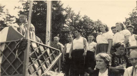 b) Fotografie z veřejného cvičení V. okrsku Havlíčkovy sokolské župy, které proběhlo v Polné dne 15. června 1947.