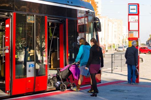 OBNOVA TRAMVAJOVÝCH TRATÍ Pražská tramvajová síť má v současné době celkový rozsah více než 342 km kolejí. K zajištění bezpečnosti provozu a snížení průměrného stáří se počítá s obnovou min.