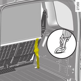 Spodní část: zahákněte pásy 3 do uchycovacích ok 4 na podlaze. Dbejte na to, aby obě vidlice spodního háčku byly zachyceny.
